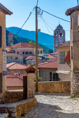 Yunan köyü Dimitsana 'daki Dar Sokak.