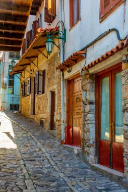 Yunan köyü Dimitsana 'daki Dar Sokak.