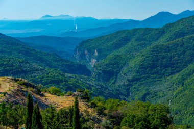 Lousios 'un Yunanistan' daki Panorama manzarası.