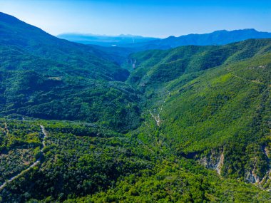 Lousios 'un Yunanistan' daki Panorama manzarası.