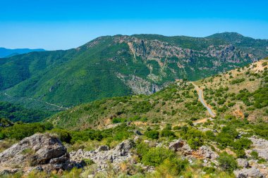 Lousios 'un Yunanistan' daki Panorama manzarası.