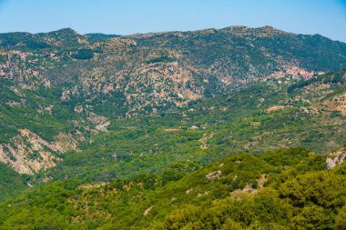 Lousios 'un Yunanistan' daki Panorama manzarası.
