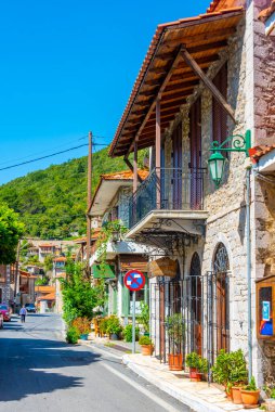 Stemnitsa, Yunanistan, 9 Eylül 2022: Yunan köyü Stemnitsa 'da Dar Sokak.