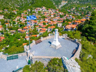 Stemnitsa köyü ve Yunanistan 'daki Castro kalesinin havadan görünüşü.