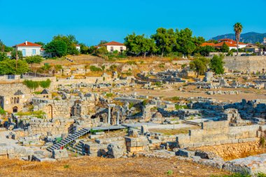 Yunanistan 'daki Antik Korint arkeoloji sahasına bakış.