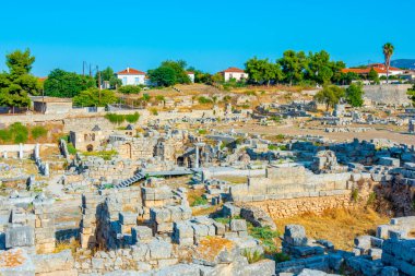 Yunanistan 'daki Antik Korint arkeoloji sahasına bakış.