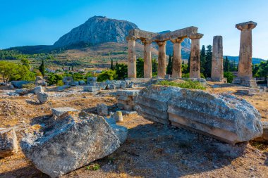 Yunanistan 'daki Antik Korint arkeoloji sahasında Apollo Tapınağı.