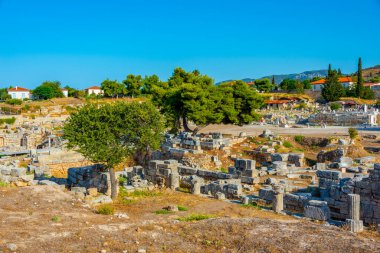 Yunanistan 'daki Antik Korint arkeoloji sahasına bakış.