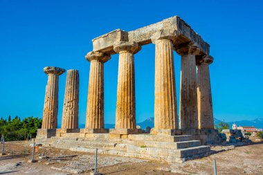Yunanistan 'daki Antik Korint arkeoloji sahasında Apollo Tapınağı.