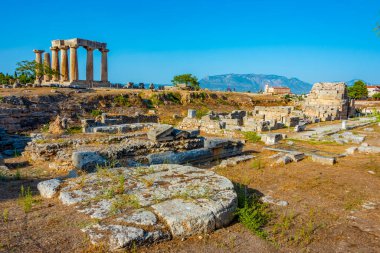 Yunanistan 'daki Antik Korint arkeoloji sahasında Apollo Tapınağı.