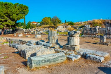 Yunanistan 'daki Antik Korint arkeoloji sahasına bakış.