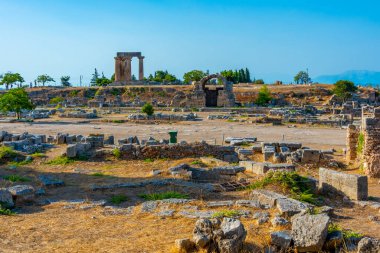 Yunanistan 'daki Antik Korint arkeoloji sahasına bakış.