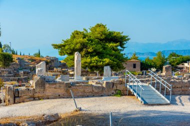 Yunanistan 'daki Antik Korint arkeoloji sahasına bakış.