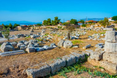 Yunanistan 'daki Antik Korint arkeoloji sahasına bakış.