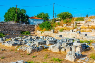 Yunanistan 'daki Antik Korint arkeoloji sahasına bakış.
