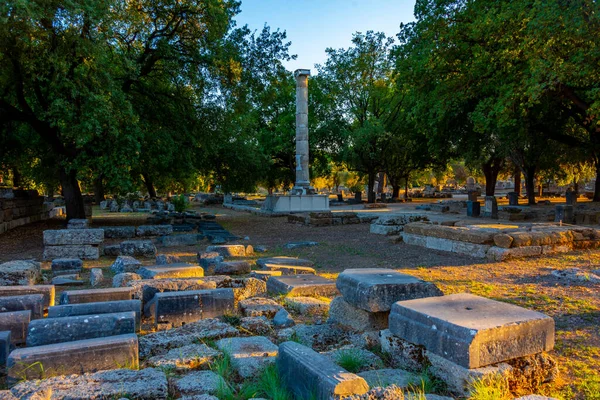 Yunanistan 'daki Olimpiyat Arkeolojik Alanı' nın gün batımı manzarası.