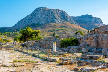 Yunanistan 'daki Antik Korint arkeoloji sahasında Lechaion Yolu.