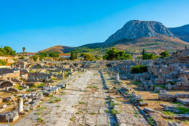 Yunanistan 'daki Antik Korint arkeoloji sahasında Lechaion Yolu.