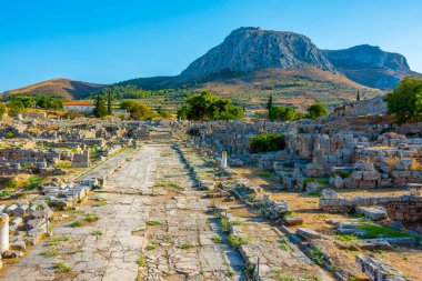Yunanistan 'daki Antik Korint arkeoloji sahasında Lechaion Yolu.