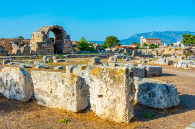 Yunanistan 'daki Antik Korint arkeoloji sahasına bakış.