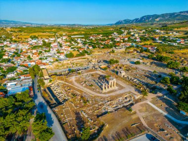 Yunanistan 'daki Antik Korint arkeoloji sahasına havadan bakış.