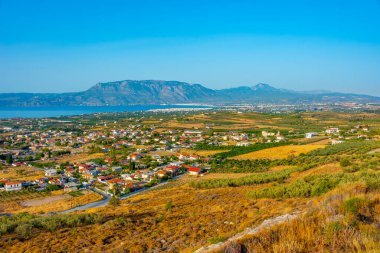 Yunanistan 'ın Korint kasabası ve Korint Körfezi manzarası.