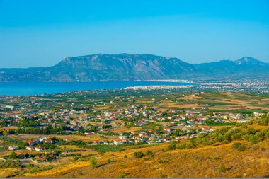 Yunanistan 'ın Korint kasabası ve Korint Körfezi manzarası.