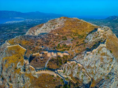 Yunanistan 'ın Akrokorinth şatosu ve Corinth kasabasının manzarası.