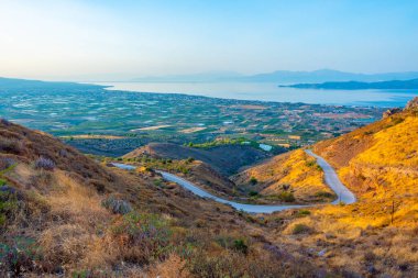 Yunanistan 'da Korint Körfezi' nin yanındaki tarım arazisi.