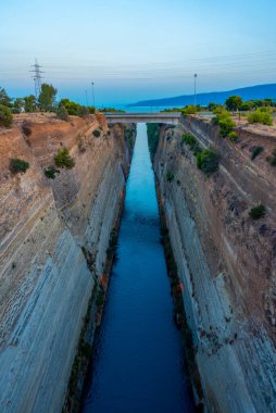 Yunanistan 'daki Corinth kanalının gün batımı görünümü.