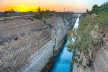 Yunanistan 'daki Corinth kanalının gün batımı görünümü.