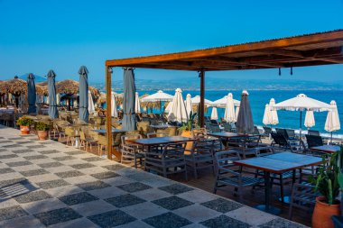 Yunanistan 'ın Corinth kentinde deniz kenarı gezinti manzarası.