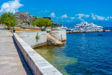 Yunan adası Korfu 'daki Palaio Frourio rıhtımının uzak ucundaki manzara.