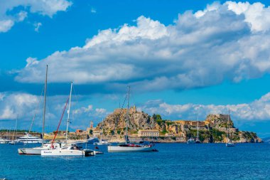 Yunan adası Korfu 'daki Palaio Frourio' nun yanında demirleyen tekneler.
