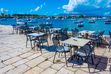 Yunanistan 'ın Kerkyra kentinde deniz kenarı gezinti manzarası.