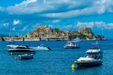 Yunan adası Korfu 'daki Palaio Frourio' nun yanında demirleyen tekneler.