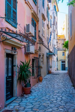 Kerkyra, Korfu, Yunanistan merkezindeki tarihi binaların gün batımı manzarası.