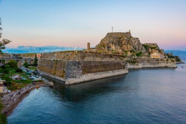 Yunan adası Korfu 'daki Palaio Frourio' nun gün batımı manzarası.