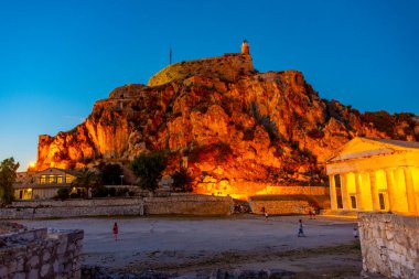 Yunan adası Korfu 'daki Palaio Frourio avlusunun gün batımı manzarası.