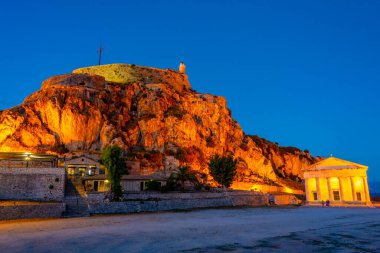 Yunan adası Korfu 'daki Palaio Frourio avlusunun gün batımı manzarası.
