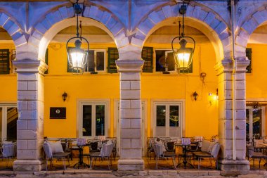 Kerkyra, Corfu, Yunanistan 'ın merkezindeki Liston Caddesi' nin gün doğumu manzarası.