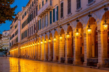 Kerkyra, Corfu, Yunanistan 'ın merkezindeki Liston Caddesi' nin gün doğumu manzarası.