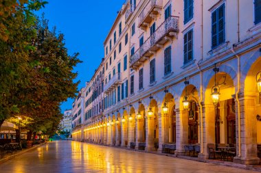 Kerkyra, Corfu, Yunanistan 'ın merkezindeki Liston Caddesi' nin gün doğumu manzarası.