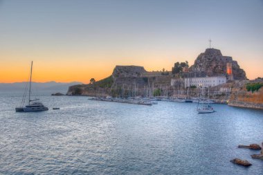 Yunan adası Korfu 'daki Palaio Frourio' nun gündoğumu manzarası.