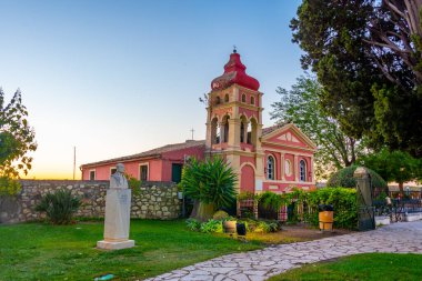Yunanistan 'ın Kerkyra kentindeki Bakire Meryem Mandrakina Kilisesi' nin gündoğumu.