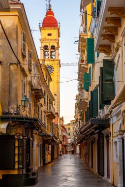 Kerkyra, Corfu, Yunanistan merkezindeki tarihi binaların gündoğumu manzarası.