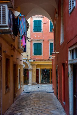Kerkyra, Corfu, Yunanistan merkezindeki tarihi binaların gündoğumu manzarası.