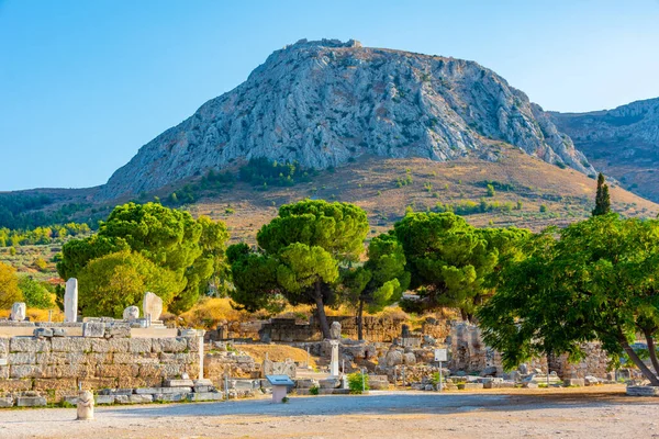 ギリシャの古代コリントス遺跡の眺め — ストック写真