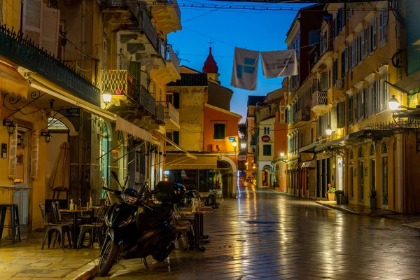 Kerkyra, Corfu, Yunanistan merkezindeki tarihi binaların gündoğumu manzarası.