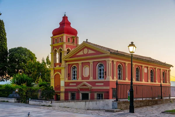 Yunanistan 'ın Kerkyra kentindeki Bakire Meryem Mandrakina Kilisesi' nin gündoğumu.